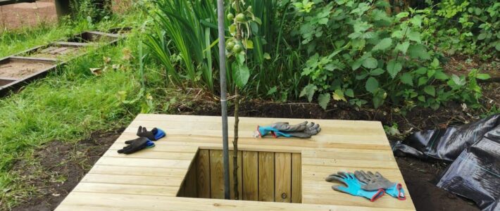 Neues Holzpodest im Schulgarten – Ein Lieblingsplatz entsteht Neues Holzpodest im Schulgarten – Ein Lieblingsplatz entsteht